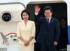 이재명 대통령 '한발 뒤 팔짱' 김혜경 여사…한일·한미회담 위해 출국