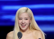 로제 '아파트', 미국 시상식 '올해의 노래' 수상…한국 가수 '최초'