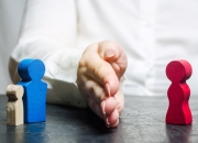 정치성향에 결국 이혼…아이 돌려보내지 않는 남편, 어떻게 하죠?