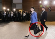 일본 첫 여성총리가 든 '130만원 가방' 뭐길래…"지금 사면 내년 출고"