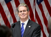 "미국인들에 2000달러씩 주겠다"는 트럼프…재무장관이 덧붙인 말