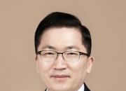 출산 때 보험료 1년 면제·지원금 최대 900만원…여심 잡았다