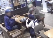 "맛있게 드세요" 무릎꿇고 수어로 마음 전한 카페 점주…농인 손님들 '엄지척'