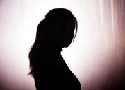 "불륜 들키면 안 돼" 사산아 냉동실 유기한 여성…구속 면하자 잠적