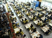 "돈 아껴야지" 직장인들 점심만 되면 여기로…불황에도 매출 뛰었다