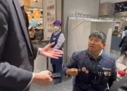 "에티켓 지켜라" 밥 먹는데 '노조 조끼' 탈의 요구...롯데백화점 해명