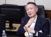 미뤄진 '내란 우두머리' 윤석열 결심 공판 시작…흰 셔츠에 노타이