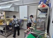 "엄마도 돈 번다" 70대에 피자집 첫 출근..."30판 주문 쌓여" 뿌듯