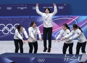 32세 첫 올림픽, '맏언니 먼저'…동생들이 만든 특별한 금메달 시상식