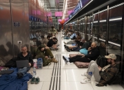 걸프국 호텔·공항까지 화염..."이란 선 넘었다" 격분, 최악 국면