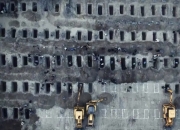 이게 다 무덤?…초등생 175명 장례식에 수천명 "사탕 뿌리며 통곡"