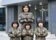 해군 엄마 따라 '싹둑'…"아픈 친구 위해" 머리카락 기부한 세쌍둥이