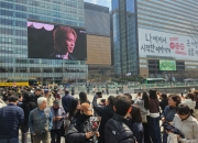 '왕의 귀환', 광화문은 벌써 난리…"BTS 인증샷" 외국인도 휘둥그레