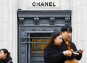 "샤넬, 오늘이 제일 싸" 가격 올라도 '오픈런'...한국서 2조원 벌었다