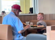 "앞에 앉아도 돼요?"...홀로 식사하는 노인에 천사가 찾아왔다[오따뉴]