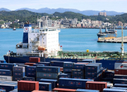 발 묶인 선박들, '통행료' 내고 호르무즈 통과?…트럼프 "큰돈 벌릴 것"