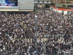 "물러날 수 없다"… 한국 '촛불혁명'과 홍콩 '우산혁명'