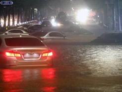 '80년 만의 폭우'…빗물에 잠긴 차량들, 눈물에 잠긴 손해보험주