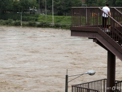역대급 폭우에…카드업계, 수해 피해자에 '카드값 6개월 유예'