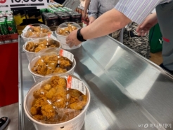"말복 한마리 5990원"…마트 치킨 오픈런, 1시간 만에 다 팔렸다
