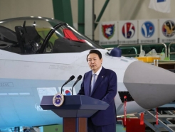 尹대통령, 전투기 공장서 '방산수출전략회의'…"미래 중추"