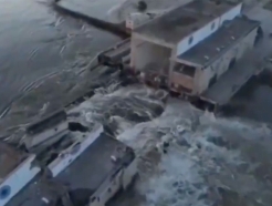 '우크라 대반격' 진실공방 중 댐 폭발…바이든은 '손가락 행운' 표시