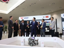 尹대통령, 하노이 '삼성전자 R&D 센터' 방문… 한·베트남 디지털 미래세대 대화