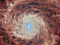이렇게 신비롭다니!…2700만광년 떨어진 '소용돌이 은하' 찍혔다[우주다방]