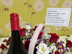 '이런 아름다운 전통이...' 특별한 꽃다발과 와인을 2024 신인 부모님께 선물한 구단이 있다 "존경과 감사"