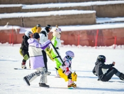 겨울스포츠 즐기는 중국인들…스키장 입장객, 코로나 직전의 2.5배