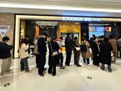 "K치킨 먹을래" 중국인들 줄섰다…하루 매출 700만원씩 찍는 교촌