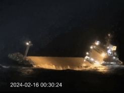[영상]25도 기우뚱, 높은 파도까지…'3시간 사투' 제주 화물선 11명 구조