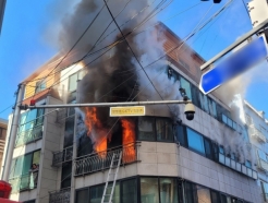 [베테랑] "범인만 잡는게 아닙니다"…불길 치솟는 빌라에 뛰어든 경찰