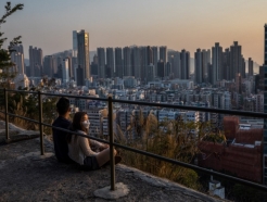 "부동산시장 살리자" 홍콩, 10년 규제 철폐…관광활성화 카드도