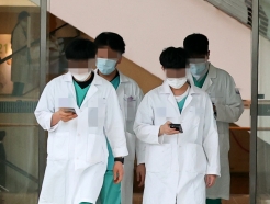 전공의 "돌아오라"는 서울대병원 vs "다치게 하지 마" 고려대병원