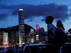 중국 규제 손 뻗자 "이곳 뜨자" 짐 싼 회사들…홍콩 경제 무너졌다