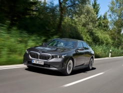 BMW 5시리즈 PHEV 모델 나왔다…1회 충전 최대 73km, 가격은?