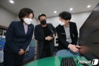  코로나19 타격 '소상공인 지원센터 찾은 박영선 장관'
