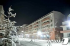  수해 복구 뒤 '평온'…눈 쌓인 북한 검덕지구 살림집 앞