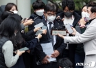 '정경심 법정구속' 취재진에 둘러싸인 정교수측 변호인