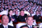 북한 리설주, 1년 만에 공식석상 등장…'광명성절' 공연 관람(상보)