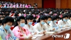  마스크 쓰고 '강습' 듣는 북한 여맹 7차 대회 참가자들