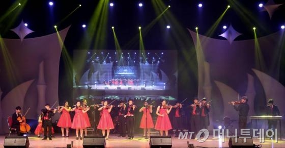 부산 소리나눔예술단이 25일 오후 부산 해운대구 벡스코 오디토리움에서 ITU전권회의와 유클린 10주년을 기념하여 개최된 U클린 청소년문화콘서트 따뜻한 디지털 한류에서 재능공연하고 있다. / 사진=홍봉진 기자