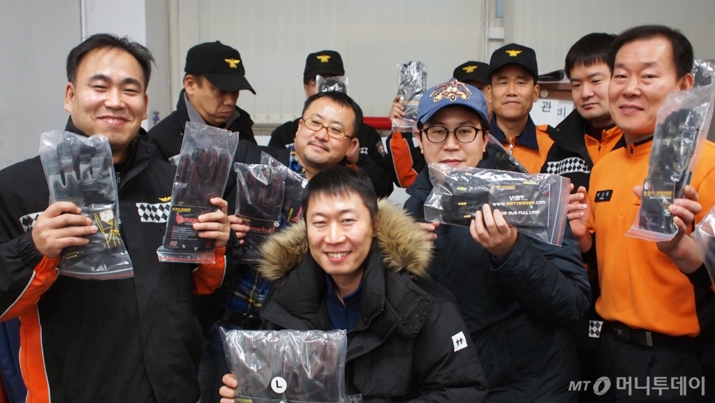 클라우드 펀딩으로 십시일반 모금해 '소방장갑' 선물 - 뉴스 썸네일 이미지