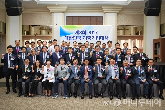 머니투데이 '제3회 2017 대한민국 리딩기업대상' 성료 - 뉴스 썸네일 이미지