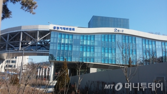 공정위, '웹툰 노예계약' 네이버웹툰·레진 등 시정조치 - 뉴스 썸네일 이미지