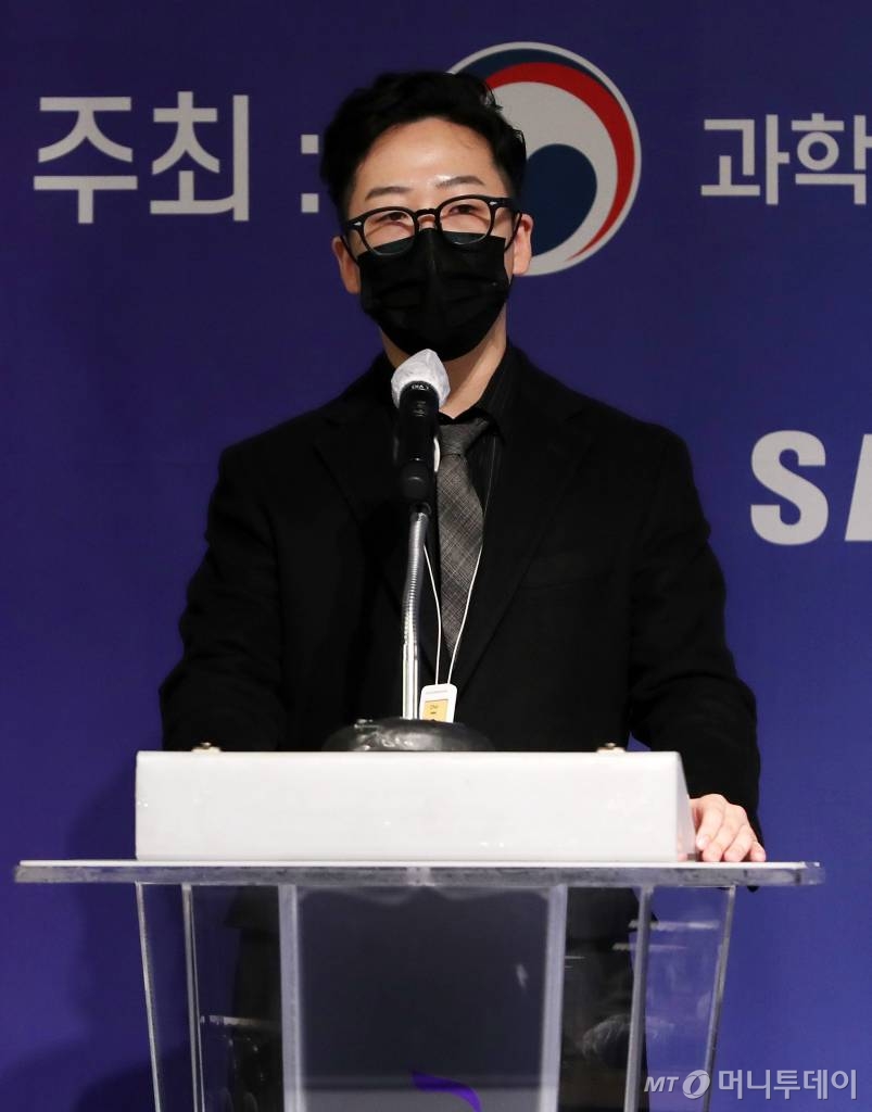 부장 메시지에 '넵' 대신 '이모지'...업무용 메신저가 달라졌다 - 뉴스 썸네일 이미지