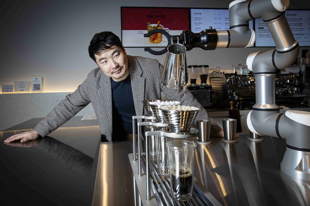 "커피 내리던 로봇바리스타 단골엔 할인까지 가능토록" - 뉴스 썸네일 이미지