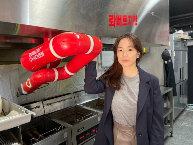 독수리 둥지서 자란 로봇치킨...스케일업 날개 달았다 - 뉴스 썸네일 이미지
