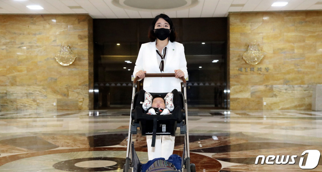 이재명 "아이와 출근한 용혜인에 박수…'아이동반법' 통과해야" - Vimarsana News